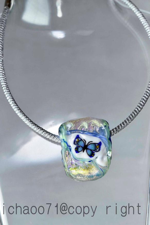 バタフライ　*ガラスのジュエリー　蝶の細密技法　（1473-479）作家物一点物 羽根のグラデーション　輝く空に舞う蝶 2枚目の画像