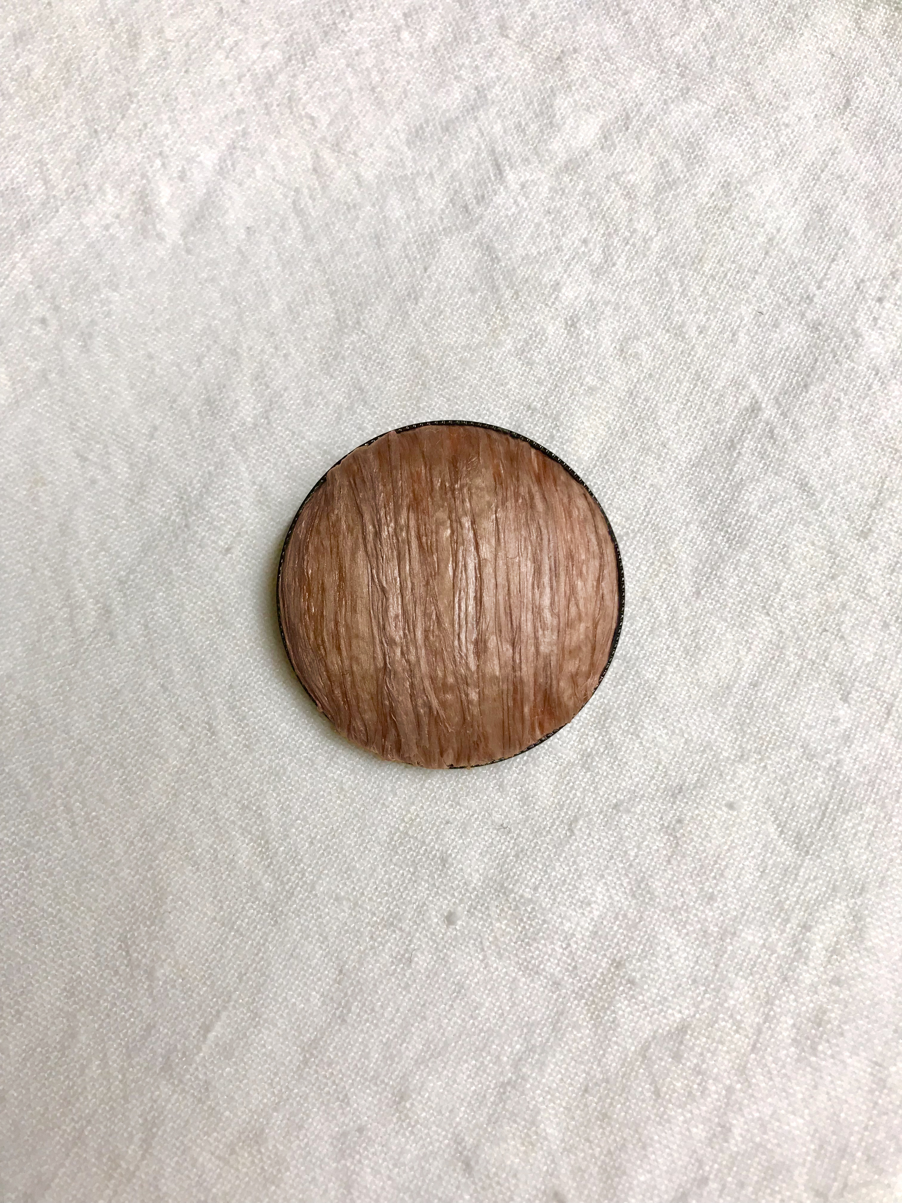 座繰り糸の草木染めブローチ