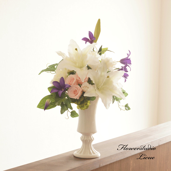 カサブランカとバラとクレマチスのアレンジメント(ピンク）・花器に