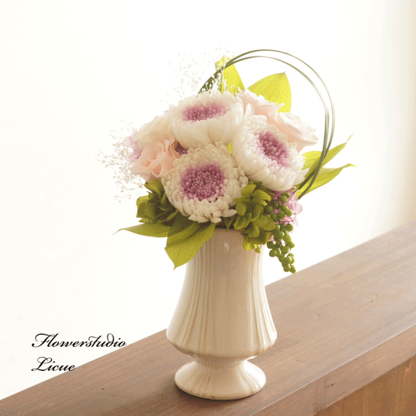 【仏花】輪菊とバラの仏花・全てプリザーブドフラワーを使用しております。花器に固定したアレンジメントです。 3枚目の画像