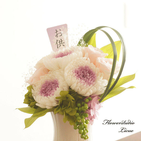 【仏花】輪菊とバラの仏花・全てプリザーブドフラワーを使用しております。花器に固定したアレンジメントです。 2枚目の画像