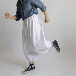 初夏ＳＡＬＥ　８４ｃｍ　コットンチノ生地　裾ギャザー ランタン ワイド パンツ　バルーン チノパンA95 1枚目の画像