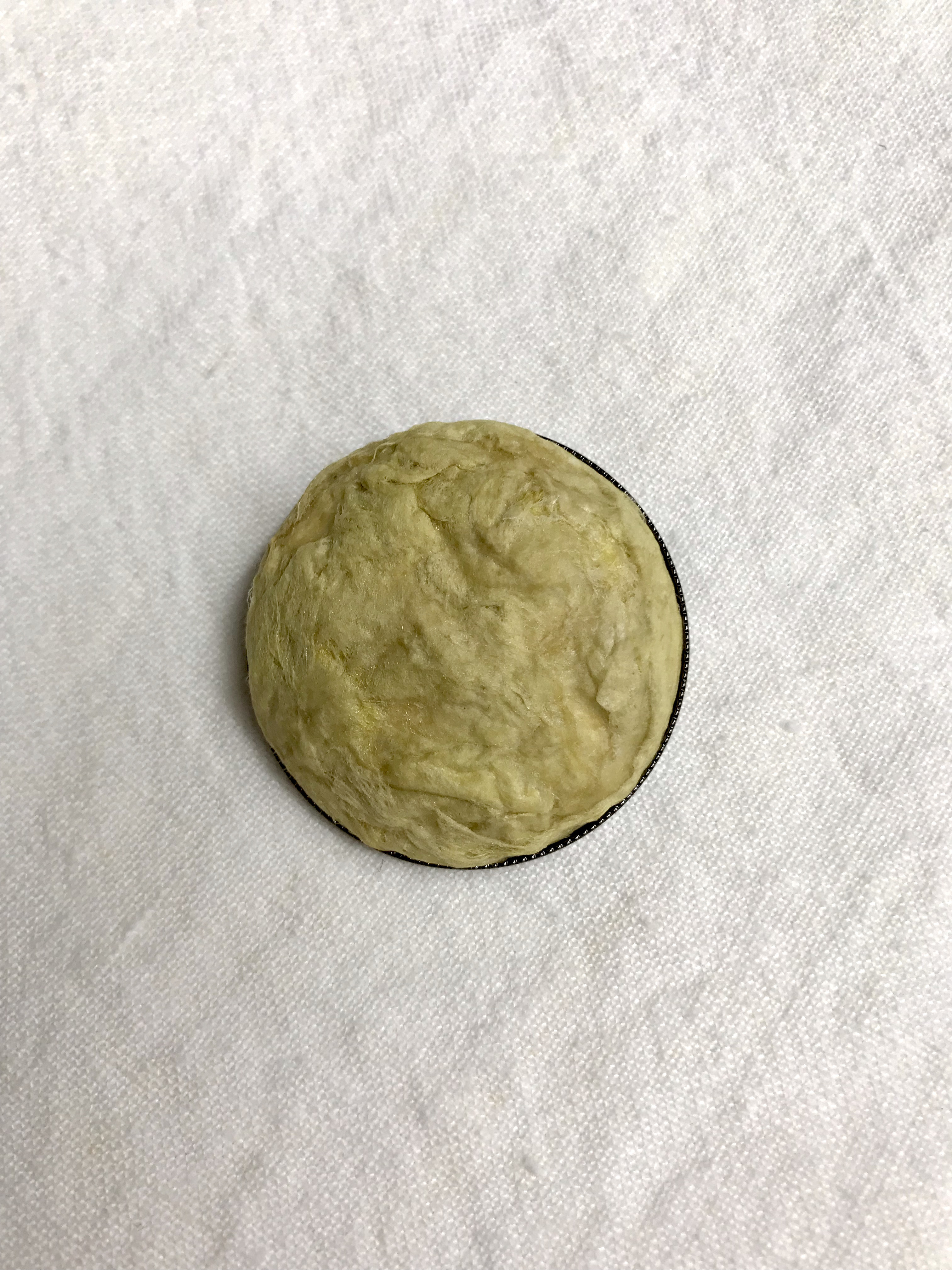 真綿の草木染めブローチ