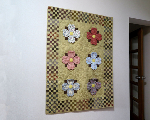 ハナミズキ　タペストリー　パッチワーク　ハンドメイド　大サイズ キルターズクラブ『花みずき』：タペストリー