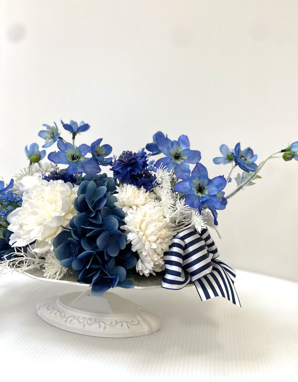 生花以上　花色−hanairo−の造られた花　【ブルーとホワイトの爽やかアレンジ】ブリキの器　紫陽花　デルフィニュゥム 3枚目の画像