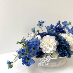 生花以上　花色−hanairo−の造られた花　【ブルーとホワイトの爽やかアレンジ】ブリキの器　紫陽花　デルフィニュゥム 1枚目の画像