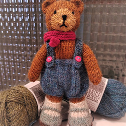 テディベア　編みぐるみ　英国羊毛　素朴なクマちゃん　 2枚目の画像