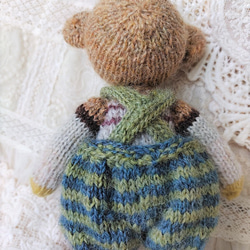 テディベア　ブルーのマフラー　ボーダーパンツ　英国羊毛 棒針編み ウール 素朴なクマちゃん 編みぐるみ 5枚目の画像