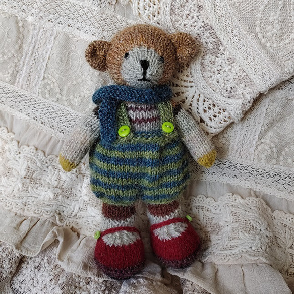 テディベア　ブルーのマフラー　ボーダーパンツ　英国羊毛 棒針編み ウール 素朴なクマちゃん 編みぐるみ 3枚目の画像