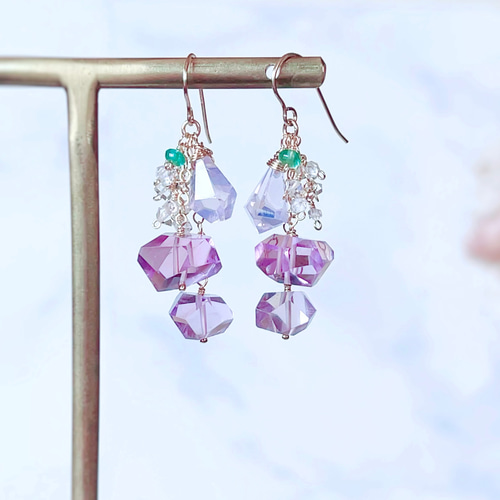 高品質ピンクアメジストとスコロライトのラフタンブル紫陽花ピアス