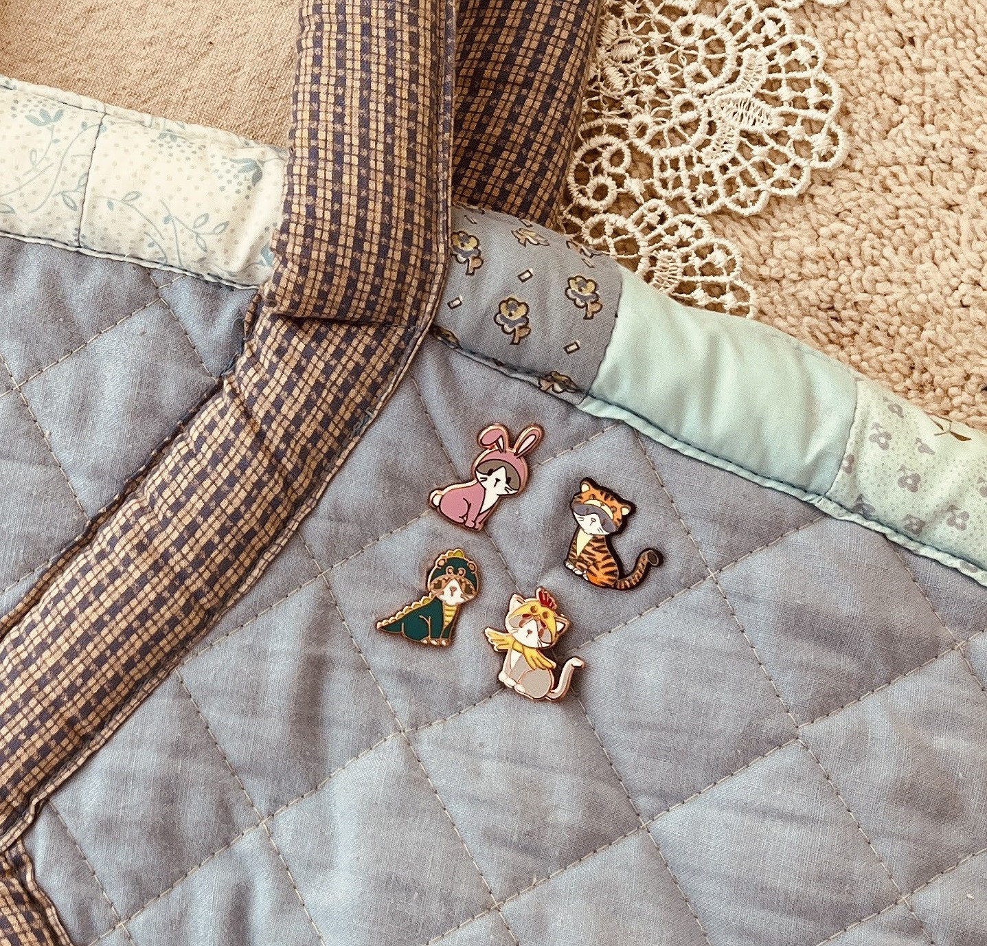 かわいいネコの干支着ぐるみピンバッチシリーズ「４点セット」