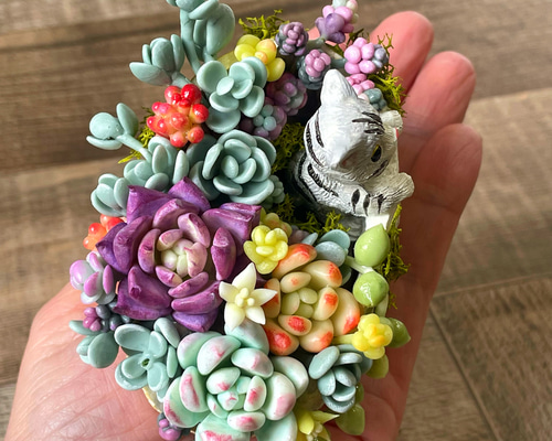 【返品不可】 再)多肉アレンジ♡egg子猫鉢♪ハンドメイド♡樹脂粘土多肉植物 鉢・プランター