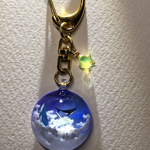 幻想レジン-空泳ぐクジラ（M size) キーホルダー 夏/透明感/プレゼント