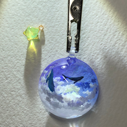 幻想レジン-空泳ぐクジラ（M size) キーホルダー 夏/透明感/プレゼント