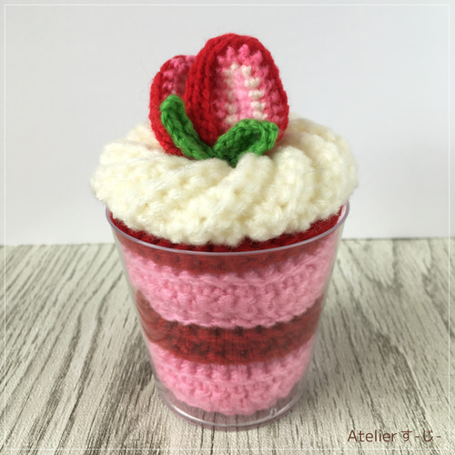 いちごパフェ☆様✨専用ハンドメイドふわふわ小さいタッセルチャーム約８×4cm T いちごパフェ☆様✨専用ハンドメイドふわふわ小さいタッセル
