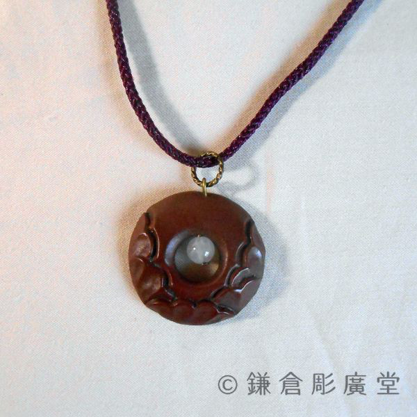 【彫刻】【漆】ネックレス 円 ぼたん（小型・弁柄塗・ローズクォーツ）