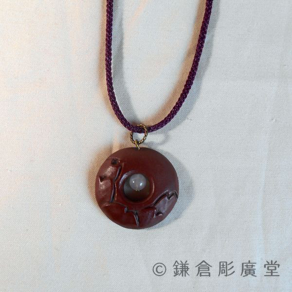 【彫刻】【漆】ネックレス 円 さくら（小型・弁柄塗・ローズクォーツ）