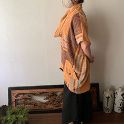 贅沢に織り向きを切替えたコクーンシルエットの手織綿チュニックブラウス　細身な方からふくよかな方まで　オレンジ絣 4枚目の画像