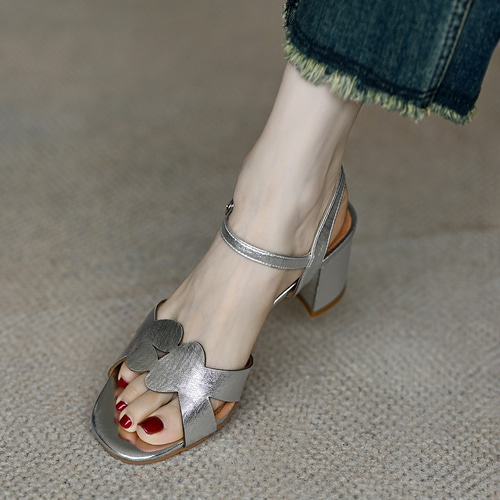 シルバー＆ゴールドのヒールサンダルは、柔らかい革を使用しており