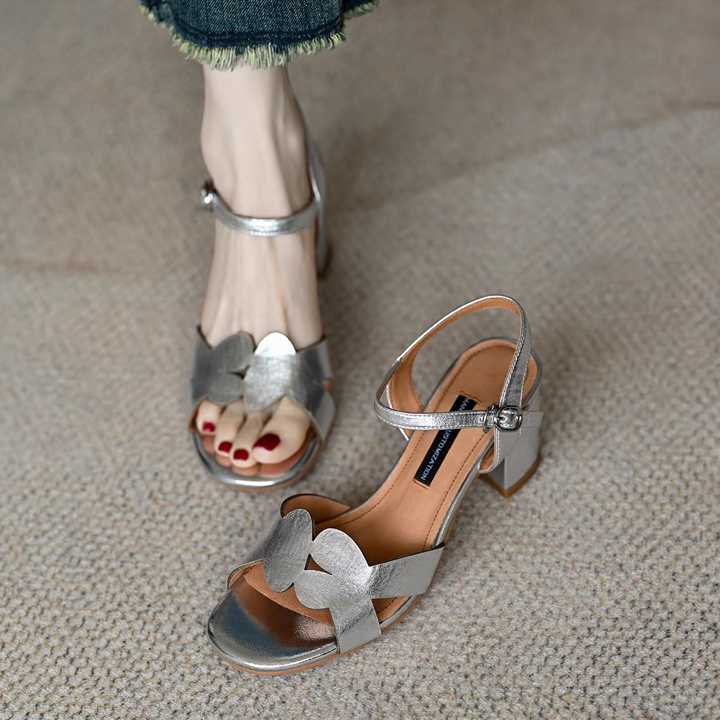 シルバー＆ゴールドのヒールサンダルは、柔らかい革を使用しており。サンダル シューズ レディース 軽量 抗菌 ミュール