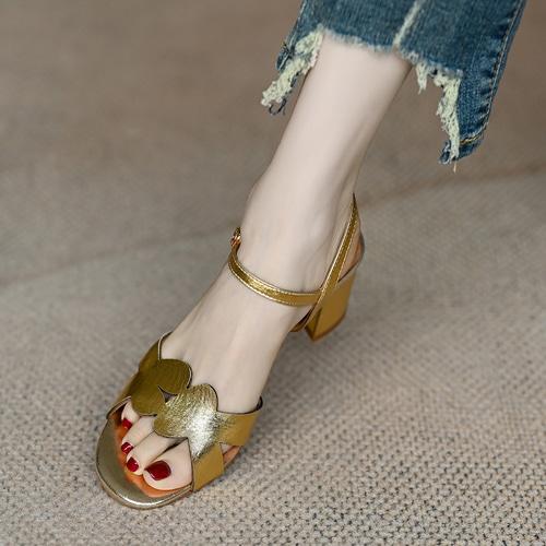 サンダル・ミュール CAROL WEDGES シルバー＆ゴールドのヒールサンダルは、柔らかい革を使用して