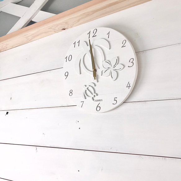 ホヌの親子デザイン プルメリアのウッド壁掛け時計　ハワイアン海亀のかわいい木製ウォールクロック ウミガメ 白 2枚目の画像