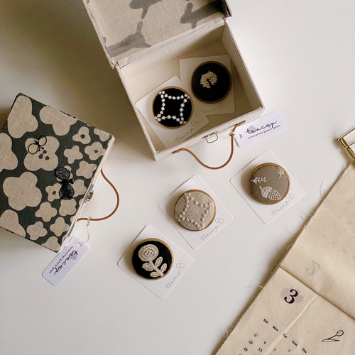 商談中  ⑥87 ミナペルホネン ハンドメイド ブローチアクセサリー ハンドメイド ミナペルホネン モチーフ ブローチ - メルカリ