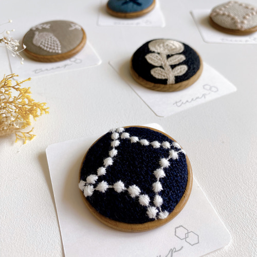 ミナペルホネン 木枠ブローチ タンバリン