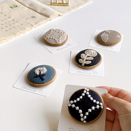 ミナペルホネン 木枠ブローチ タンバリン