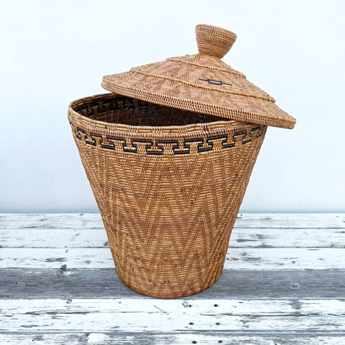 アタ製 蓋付きつぼ型バスケット（大サイズ 模様編み 黒モチーフ） アタ