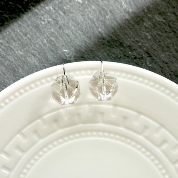 氷のようなクリスタルの一粒ピアス　サージカルステンレス　デイリー　シンプル　涼しげ　夏 2枚目の画像