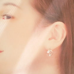 氷のようなクリスタルの一粒ピアス　サージカルステンレス　デイリー　シンプル　涼しげ　夏 4枚目の画像