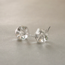 氷のようなクリスタルの一粒ピアス　サージカルステンレス　デイリー　シンプル　涼しげ　夏 5枚目の画像