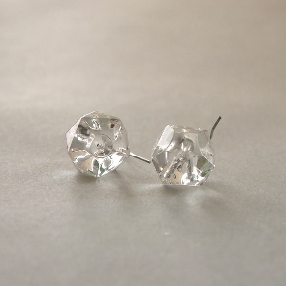 氷のようなクリスタルの一粒ピアス　サージカルステンレス　デイリー　シンプル　涼しげ　夏 5枚目の画像