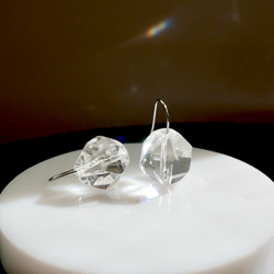 氷のようなクリスタルの一粒ピアス　サージカルステンレス　デイリー　シンプル　涼しげ　夏 1枚目の画像