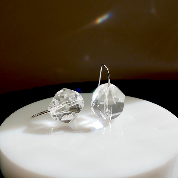 氷のようなクリスタルの一粒ピアス　サージカルステンレス　デイリー　シンプル　涼しげ　夏 1枚目の画像