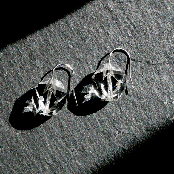 氷のようなクリスタルの一粒ピアス　サージカルステンレス　デイリー　シンプル　涼しげ　夏 6枚目の画像