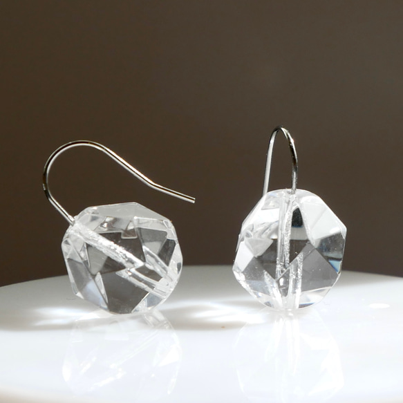 氷のようなクリスタルの一粒ピアス　サージカルステンレス　デイリー　シンプル　涼しげ　夏 3枚目の画像