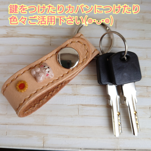 完成品✾1点もの✾テディベアのレザーキーホルダー（糸のカラー＊キャメル） 2枚目の画像