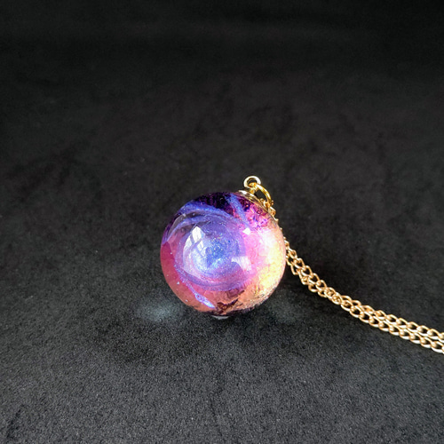 ピンクとオレンジに輝く宇宙玉レジンの球体ネックレス