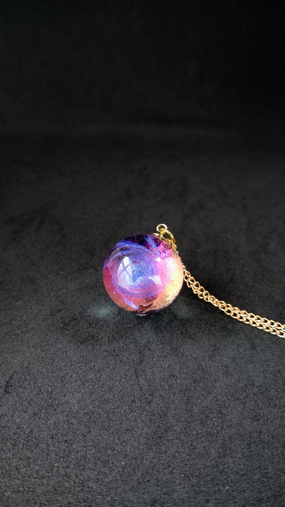 ピンクとオレンジに輝く宇宙玉レジンの球体ネックレス