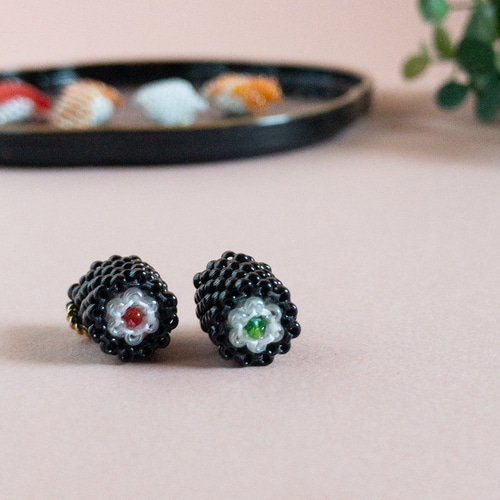 【1140】小さな巻き寿司ピアス／イヤリング 1140】小さな巻き寿司ピアス／イヤリング アクセサリー