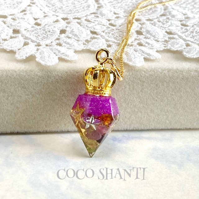 王冠（クラウン）付き・カラフルな天然石一杯のミニオルゴナイトの