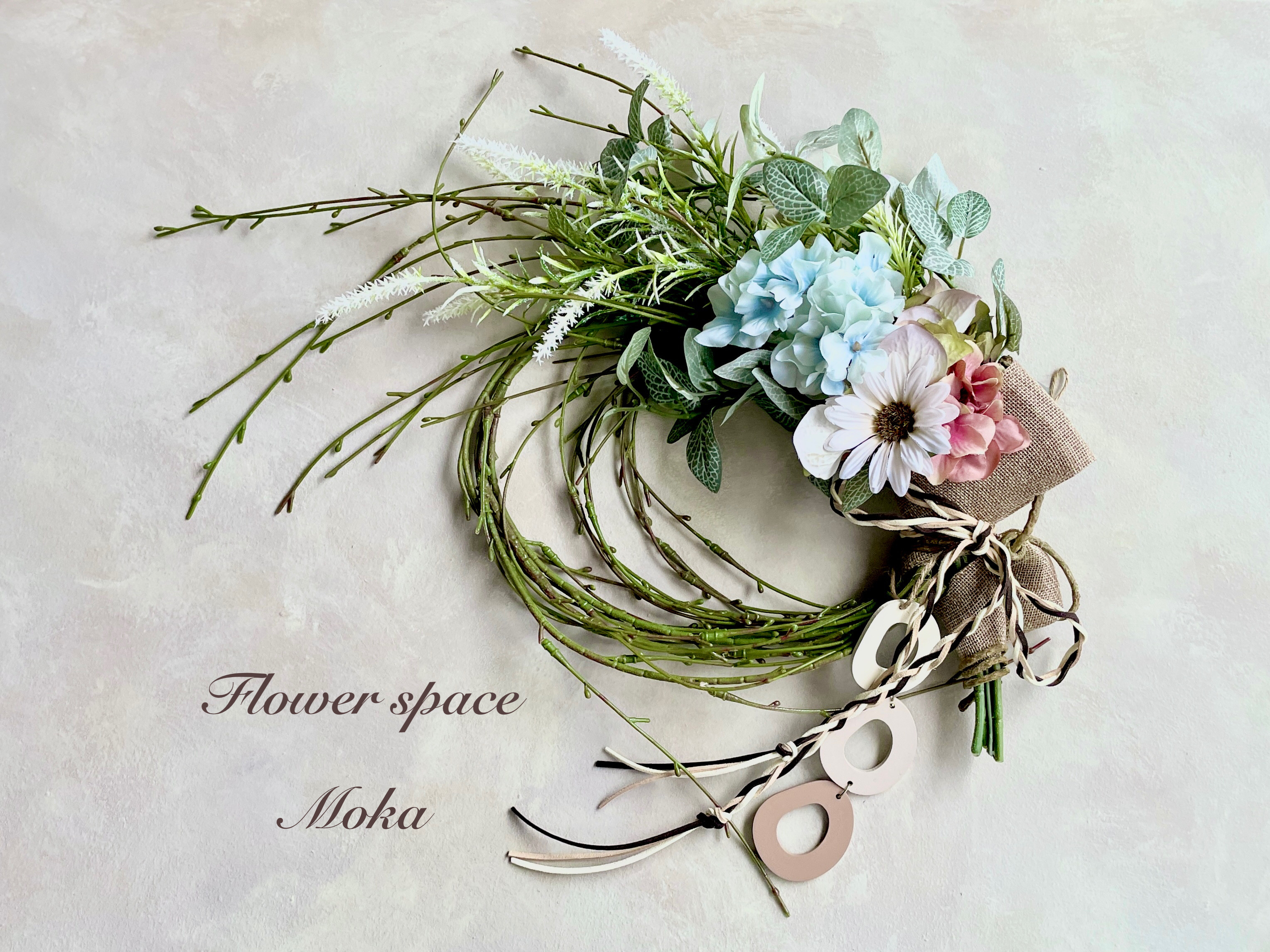 紫陽花と柳のナチュラルなスワッグ　リース風　ホワイト　ブルー　グリーン　フラワーアレンジ　高級造花　デージー　おしゃれ