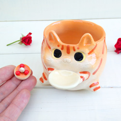 トラ猫ケーキ大好きマグカップ３００ｍｌ　ネコの陶器　受注後の制作となります 3枚目の画像