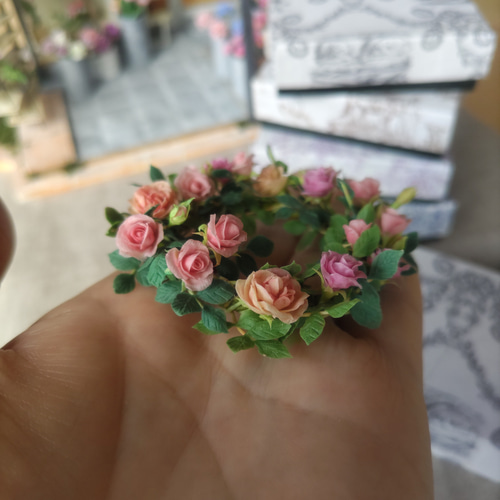 ミニチュア手のひらサイズ つる薔薇のリース 樹脂粘土 その他