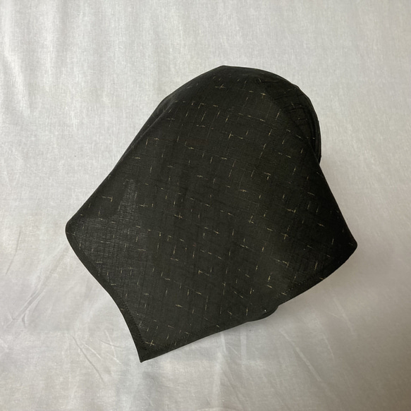 ブラック　サザンクロス　かすり柄　ひも付き（綾テープ）タック入りバブーシュカ三角巾 5枚目の画像