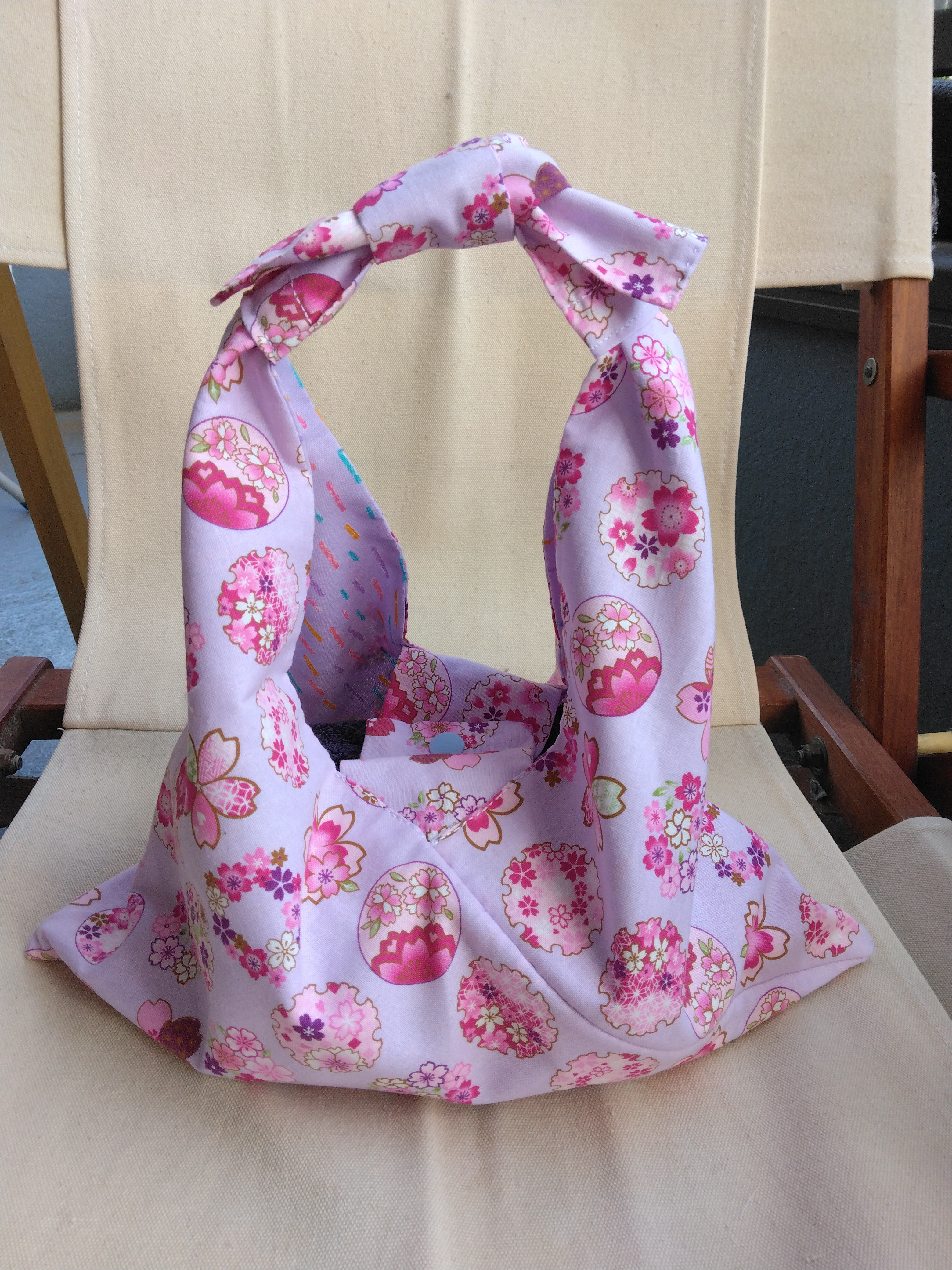 手縫い☆あづま袋のおさんぽBag☆丸型お花柄藤色☆裏地付き☆プラスナップボタン☆手提げ部縛り式☆エコバッグ