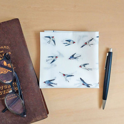 燕子手帕-棉質，稍大-也可用作圍巾 第1張的照片