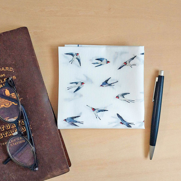 燕子手帕-棉質，稍大-也可用作圍巾 第1張的照片